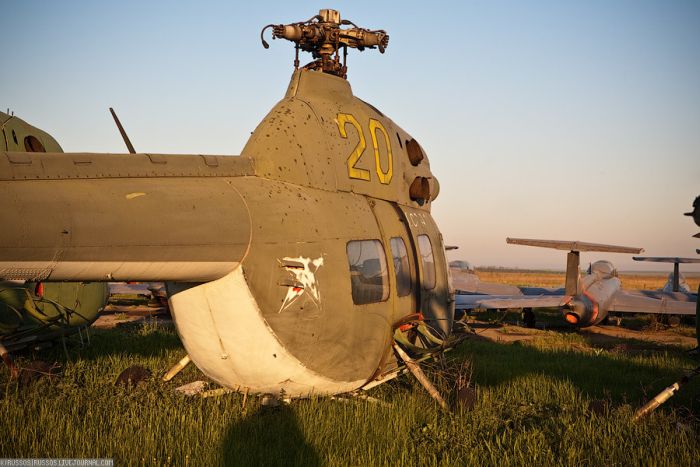 Abandoned Soviet Airfield in Ukraine (42 pics)