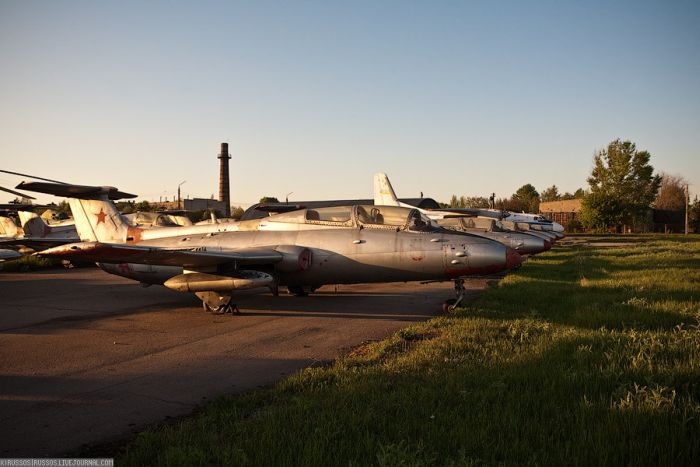 Abandoned Soviet Airfield in Ukraine (42 pics)