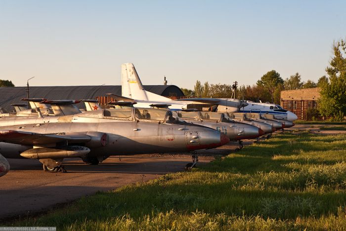 Abandoned Soviet Airfield in Ukraine (42 pics)