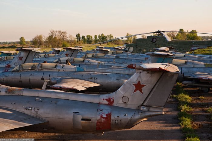 Abandoned Soviet Airfield in Ukraine (42 pics)