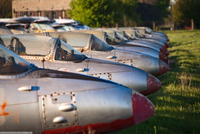 Abandoned Soviet Airfield in Ukraine (42 pics)