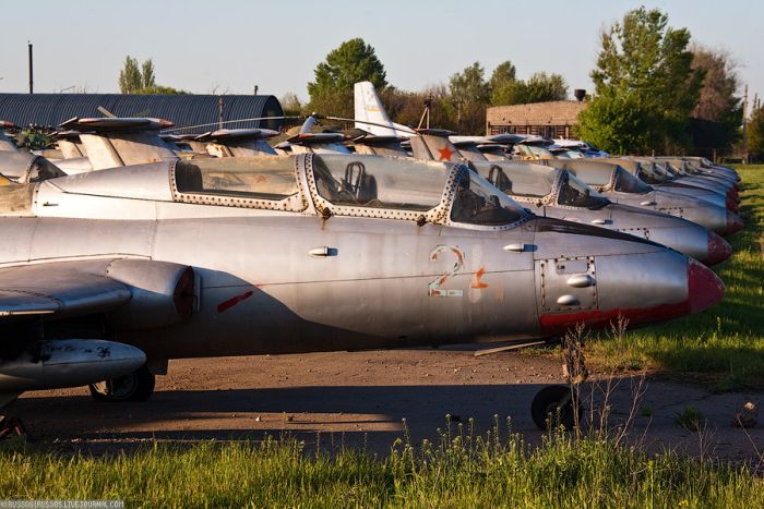 Abandoned Soviet Airfield in Ukraine (42 pics)