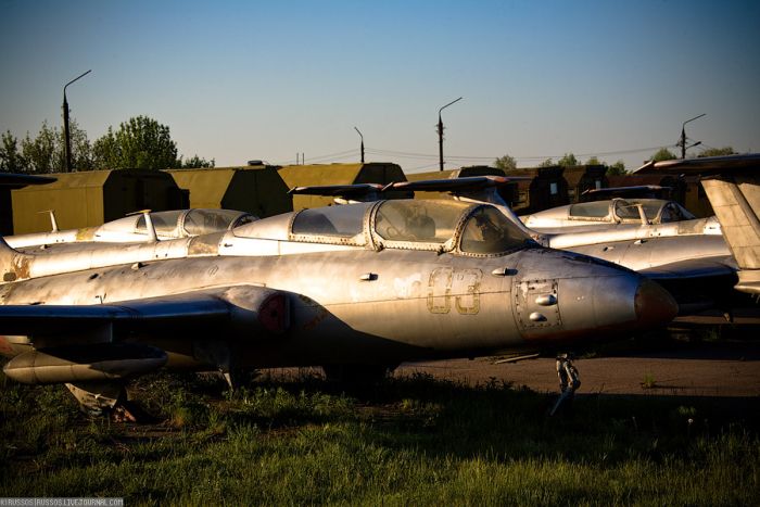 Abandoned Soviet Airfield in Ukraine (42 pics)