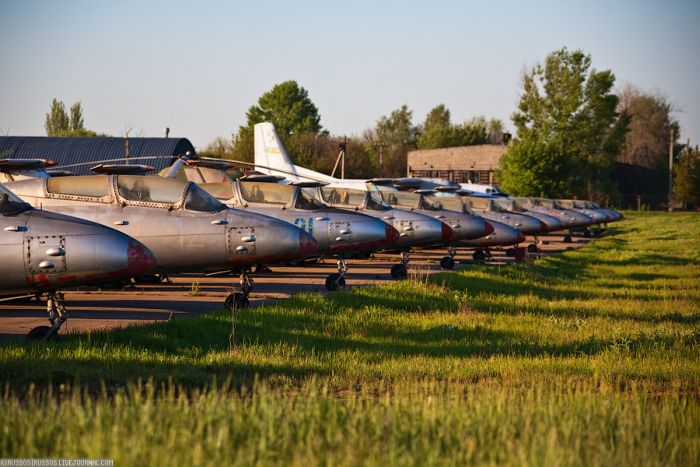 Abandoned Soviet Airfield in Ukraine (42 pics)