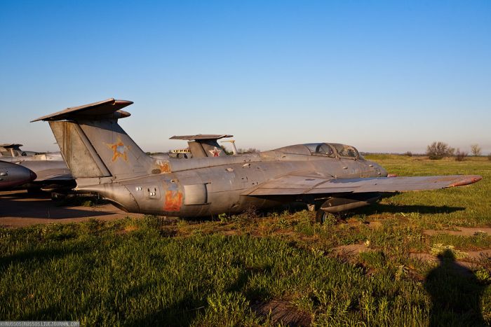 Abandoned Soviet Airfield in Ukraine (42 pics)