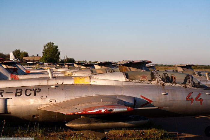 Abandoned Soviet Airfield in Ukraine (42 pics)