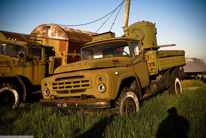 Abandoned Soviet Airfield in Ukraine (42 pics)