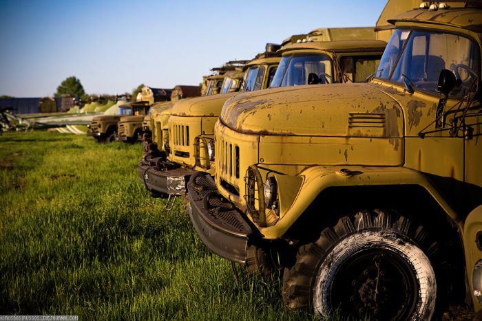 Abandoned Soviet Airfield in Ukraine (42 pics)