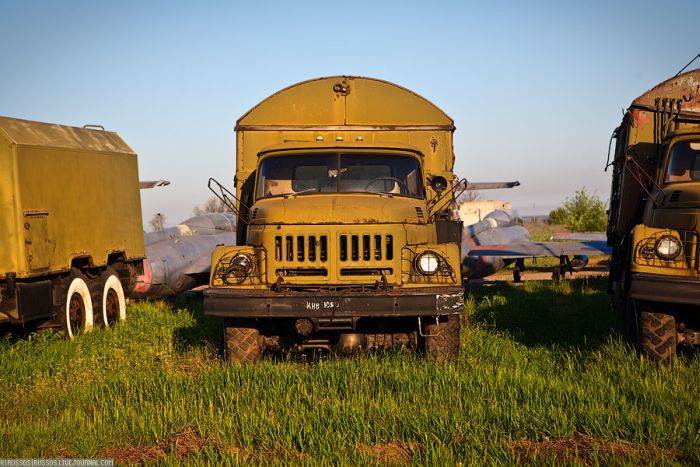 Abandoned Soviet Airfield in Ukraine (42 pics)