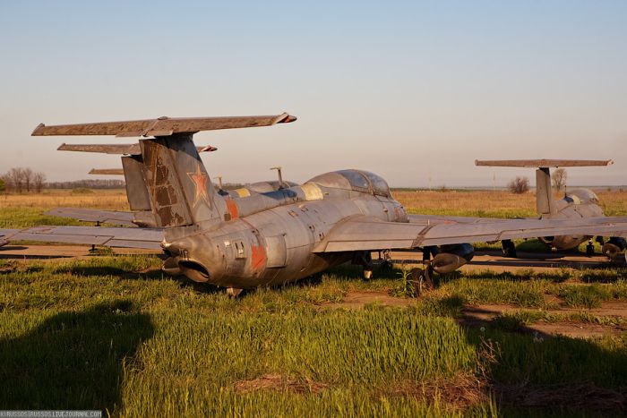 Abandoned Soviet Airfield in Ukraine (42 pics)