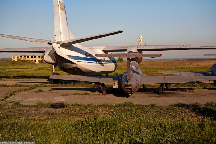 Abandoned Soviet Airfield in Ukraine (42 pics)