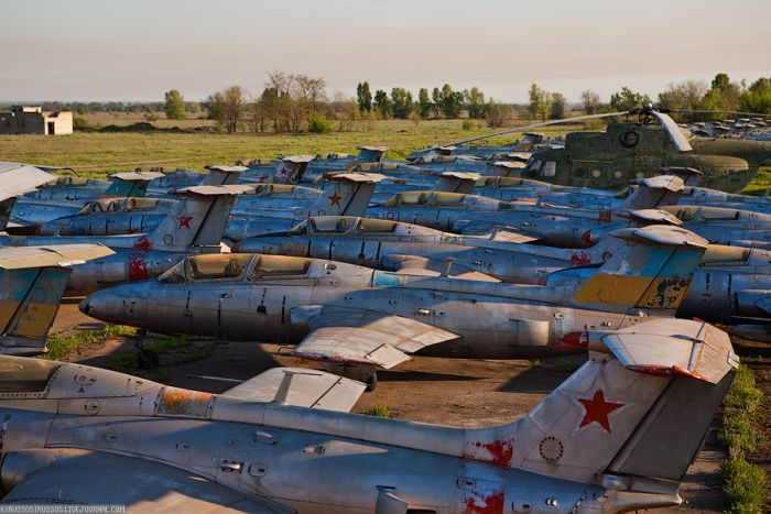 Abandoned Soviet Airfield in Ukraine (42 pics)