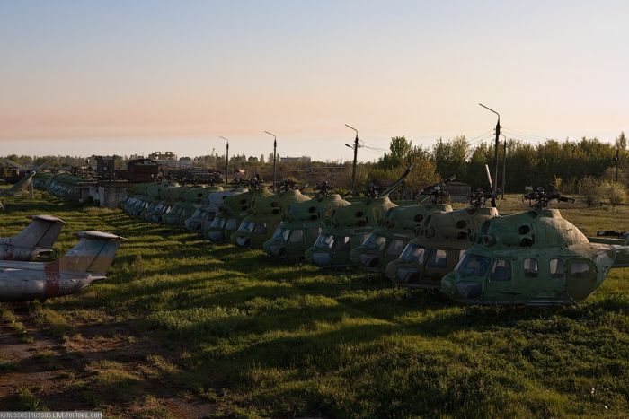 Abandoned Soviet Airfield in Ukraine (42 pics)