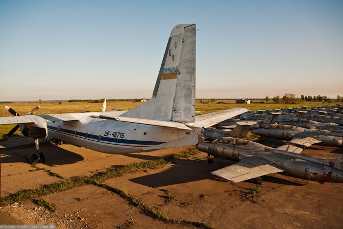 Abandoned Soviet Airfield in Ukraine (42 pics)