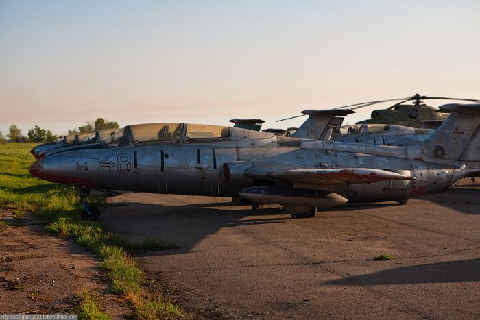 Abandoned Soviet Airfield in Ukraine (42 pics)