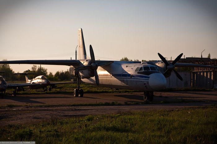 Abandoned Soviet Airfield in Ukraine (42 pics)