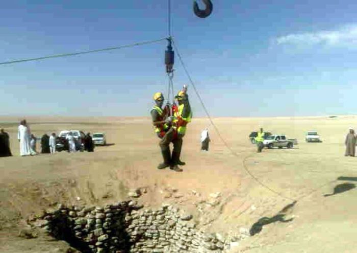 Car Fall into a Well in Saudi Arabia (12 pics)