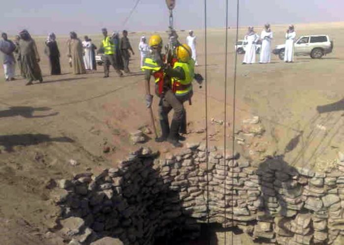 Car Fall into a Well in Saudi Arabia (12 pics)