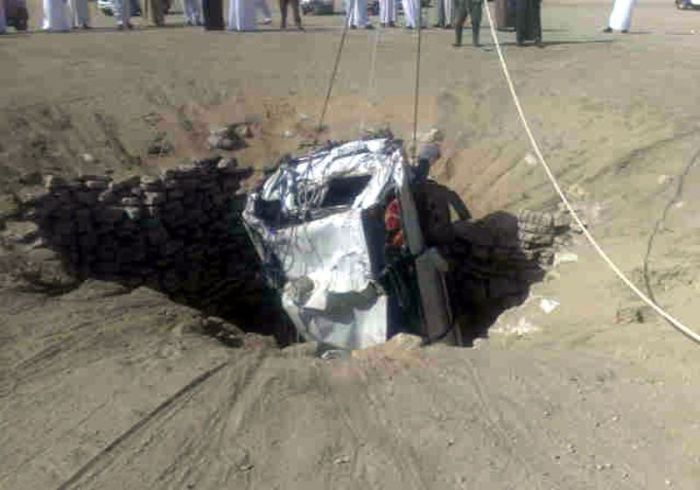 Car Fall into a Well in Saudi Arabia (12 pics)