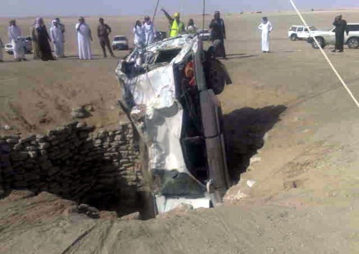 Car Fall into a Well in Saudi Arabia (12 pics)