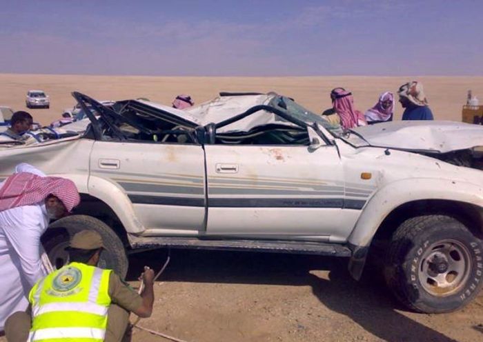 Car Fall into a Well in Saudi Arabia (12 pics)