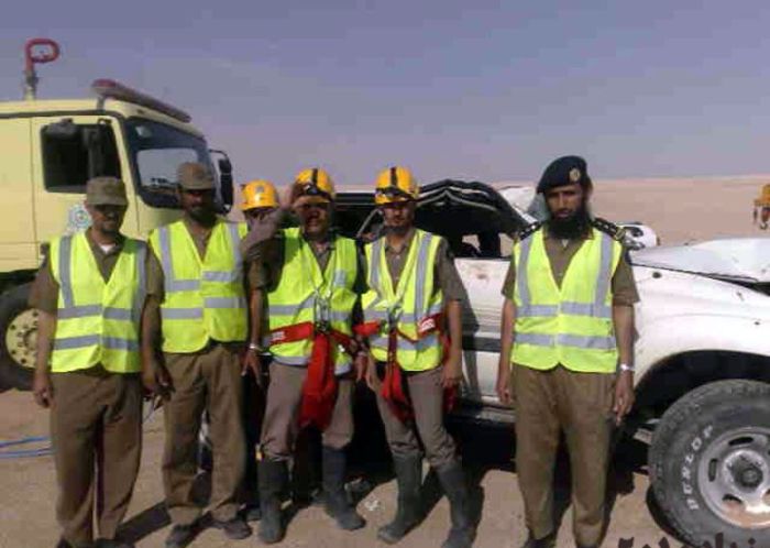 Car Fall into a Well in Saudi Arabia (12 pics)