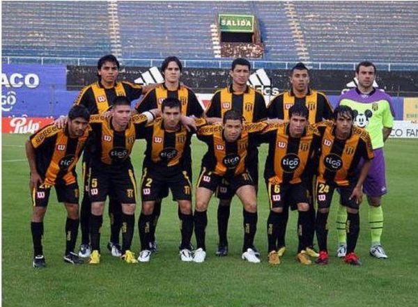 Pablo Aurrecochea, a Goalkeeper in Funny Kits (9 pics)