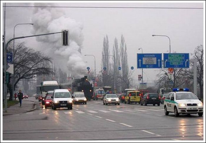 Trains in the Middle of a City (33 pics)