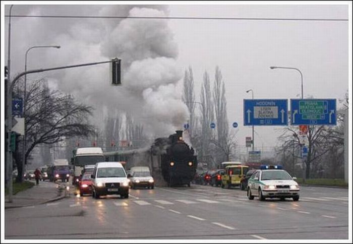 Trains in the Middle of a City (33 pics)