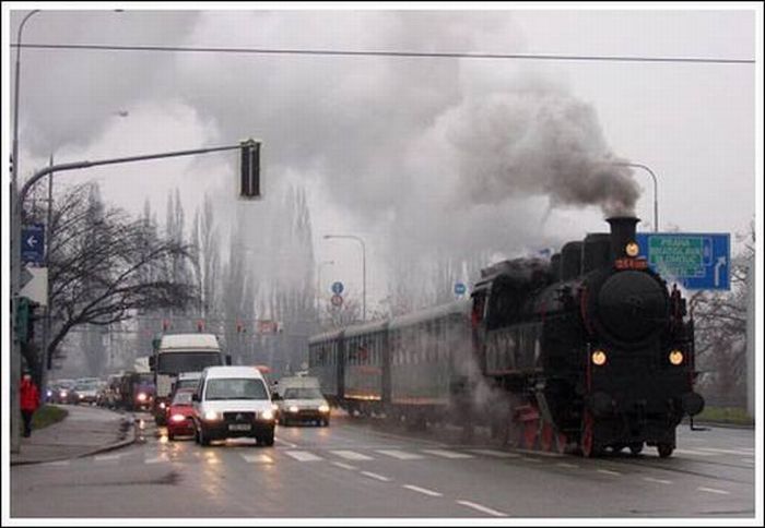 Trains in the Middle of a City (33 pics)