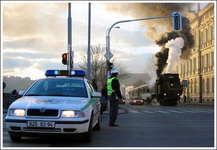 Trains in the Middle of a City (33 pics)