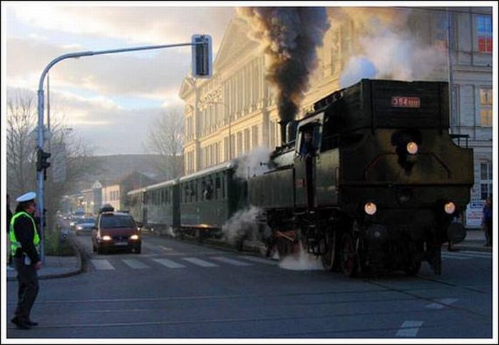 Trains in the Middle of a City (33 pics)