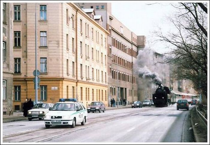 Trains in the Middle of a City (33 pics)