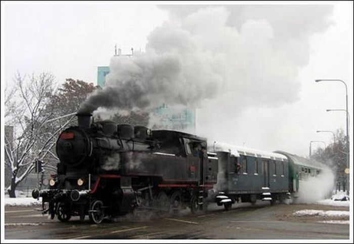 Trains in the Middle of a City (33 pics)