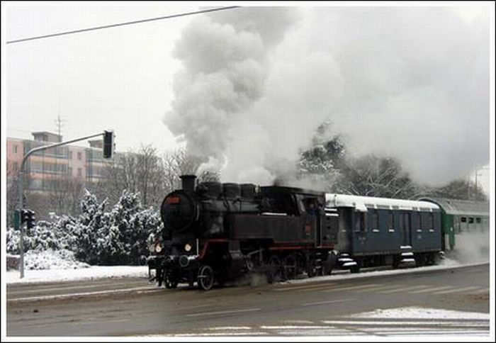 Trains in the Middle of a City (33 pics)