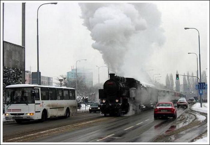 Trains in the Middle of a City (33 pics)