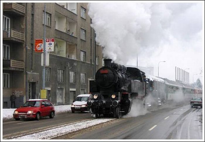 Trains in the Middle of a City (33 pics)