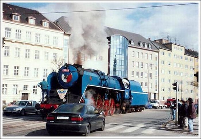 Trains in the Middle of a City (33 pics)