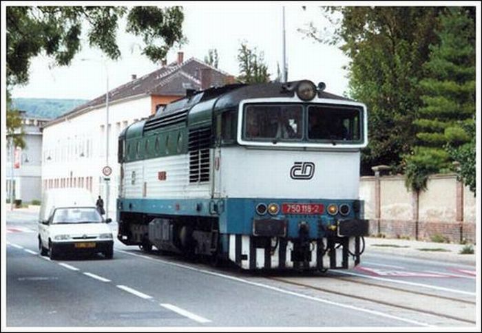 Trains in the Middle of a City (33 pics)