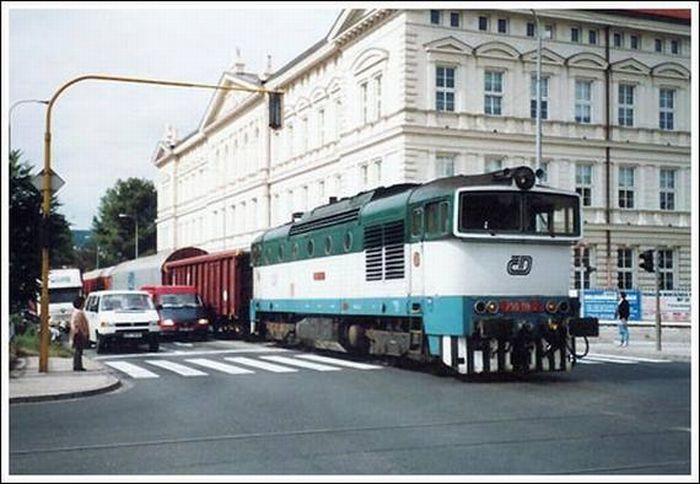 Trains in the Middle of a City (33 pics)