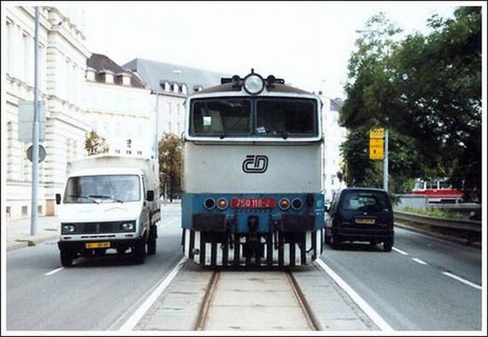 Trains in the Middle of a City (33 pics)