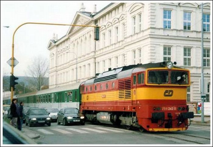 Trains in the Middle of a City (33 pics)