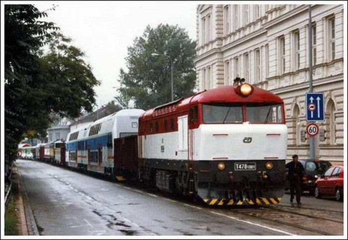 Trains in the Middle of a City (33 pics)