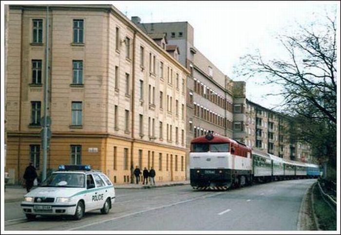 Trains in the Middle of a City (33 pics)