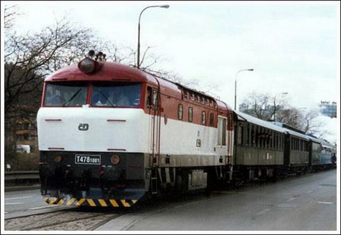 Trains in the Middle of a City (33 pics)