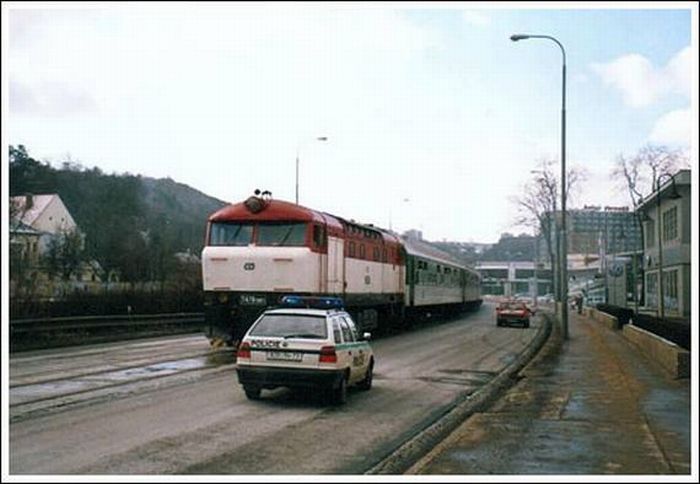 Trains in the Middle of a City (33 pics)