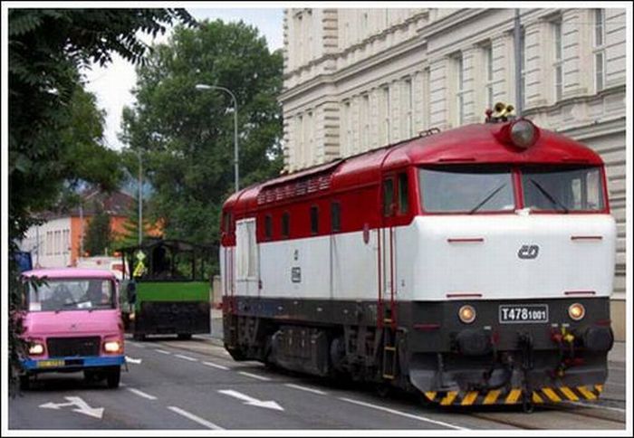 Trains in the Middle of a City (33 pics)