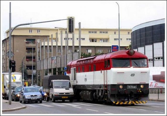 Trains in the Middle of a City (33 pics)