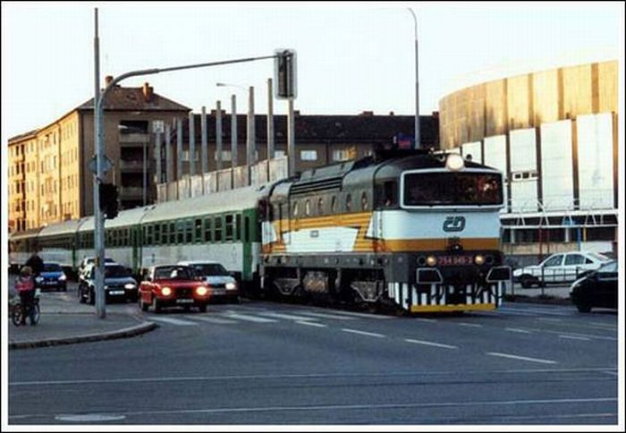 Trains in the Middle of a City (33 pics)