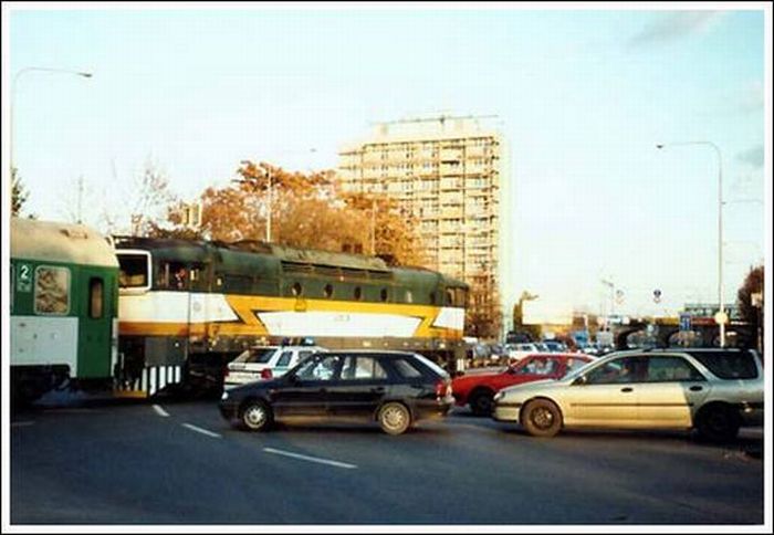 Trains in the Middle of a City (33 pics)